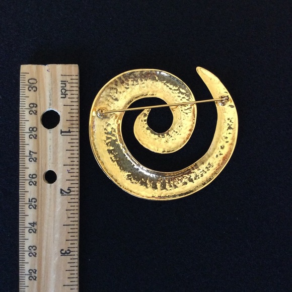 Vintage LARGE Gold Tone Brooch. - Picture 2 of 3